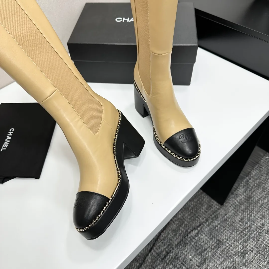 👟👟Ex-factory price 960👟👟 CHANEL Xiaoxiang 2024 autumn and winter sheepskin boots high boots knight boots The version is also the basic version of the Martin boots, neat and handsome. The upper is made of cowhide, super soft against the skin, wide and full, handsome and comfortable. The lining is soft water-dyed cowhide. The sole is original rubber outsole. Exclusive top quality 35-39. 40 customized